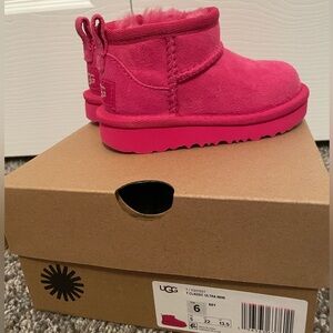 Ugg Classic Ultra Mini Size 6 Berry